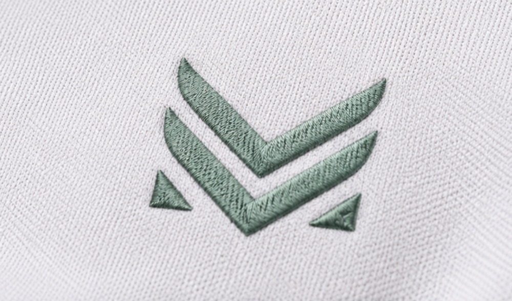 Logo bordado sobre prenda laboral